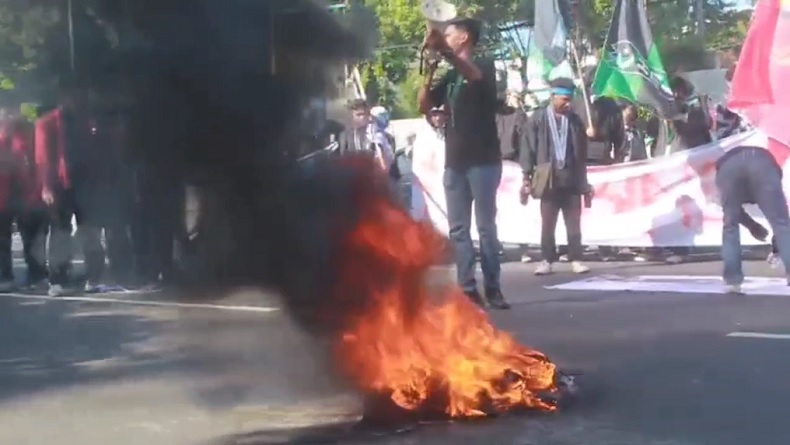 Demo Mahasiswa di Depan DPRD Surabaya Diwarnai Aksi Bakar Ban