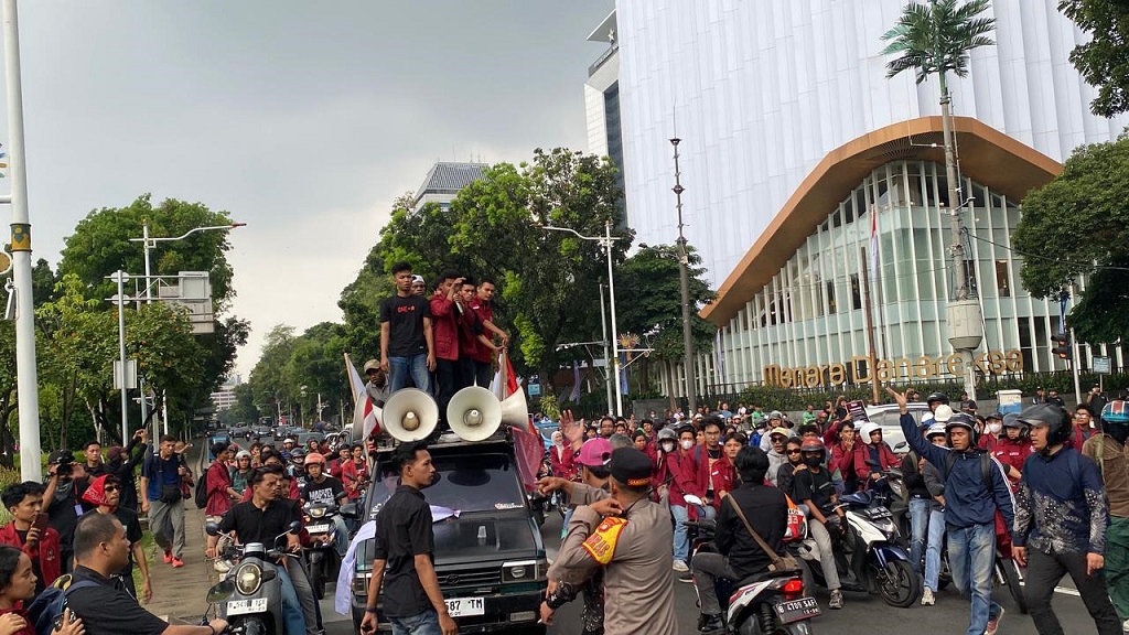 Mahasiswa UBK Gelar Demo di Kawasan Medan Merdeka Selatan, Sempat Dicegat Polisi 