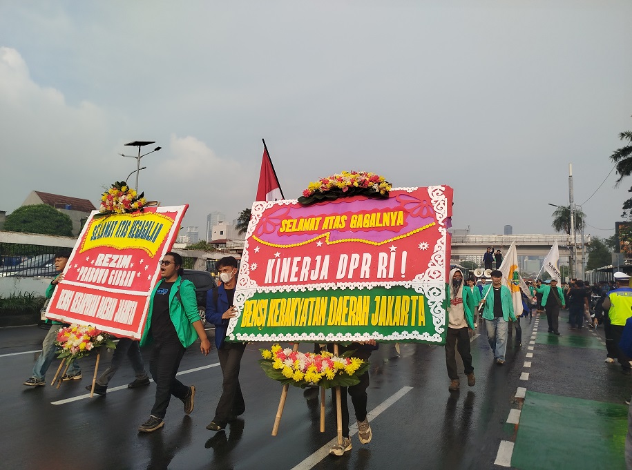 BEM SI Jakarta Bawa 2 Karangan Bunga saat Gelar Demo di Gedung DPR