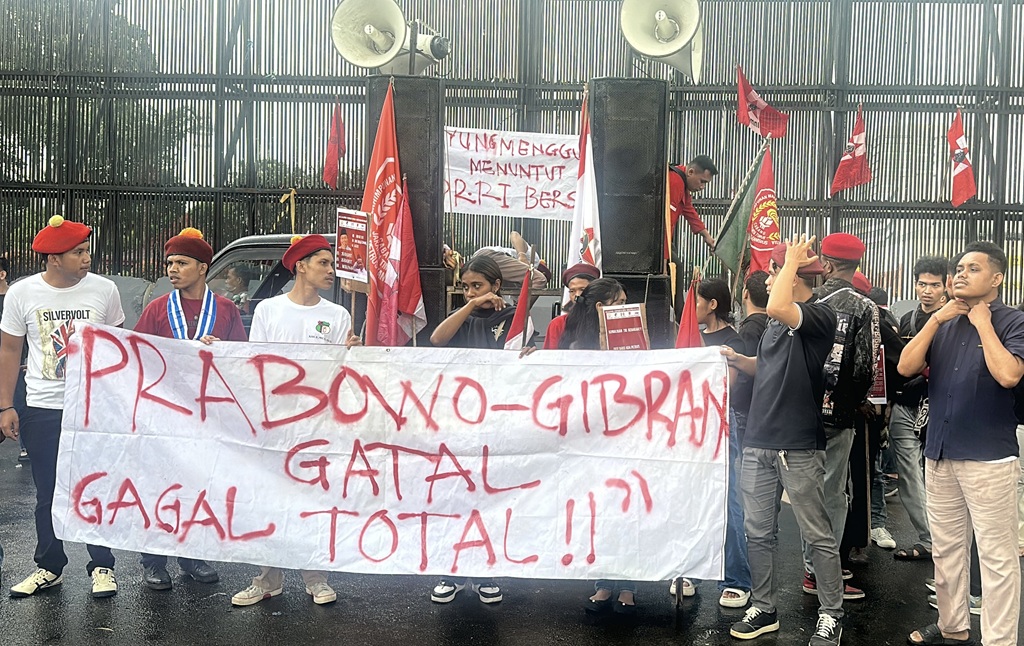 Demo Mahasiswa di DPR Diwarnai Aksi Dorong-dorongan dengan Polisi