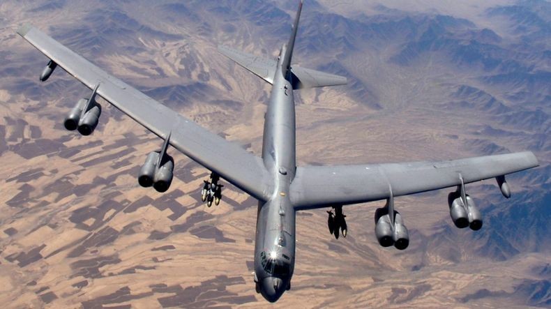 Pesawat Pengebom B-52 AS Jatuh hingga Meledak Dahsyat, 8 Orang Tewas