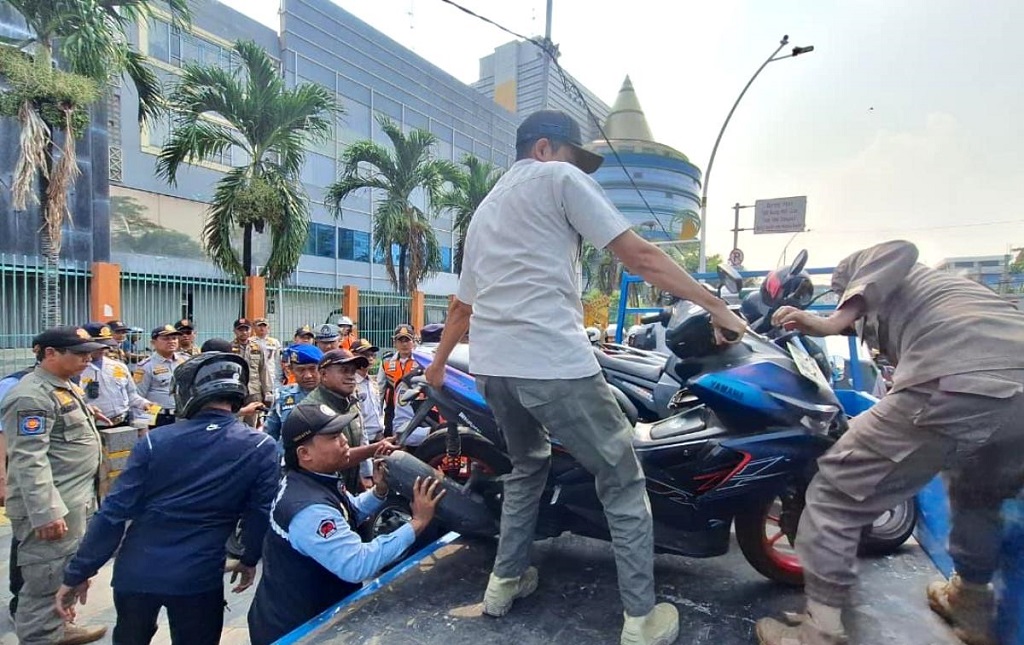 Razia Parkir Liar Besar-besaran di Jakut, Puluhan Motor hingga Bus Ditindak