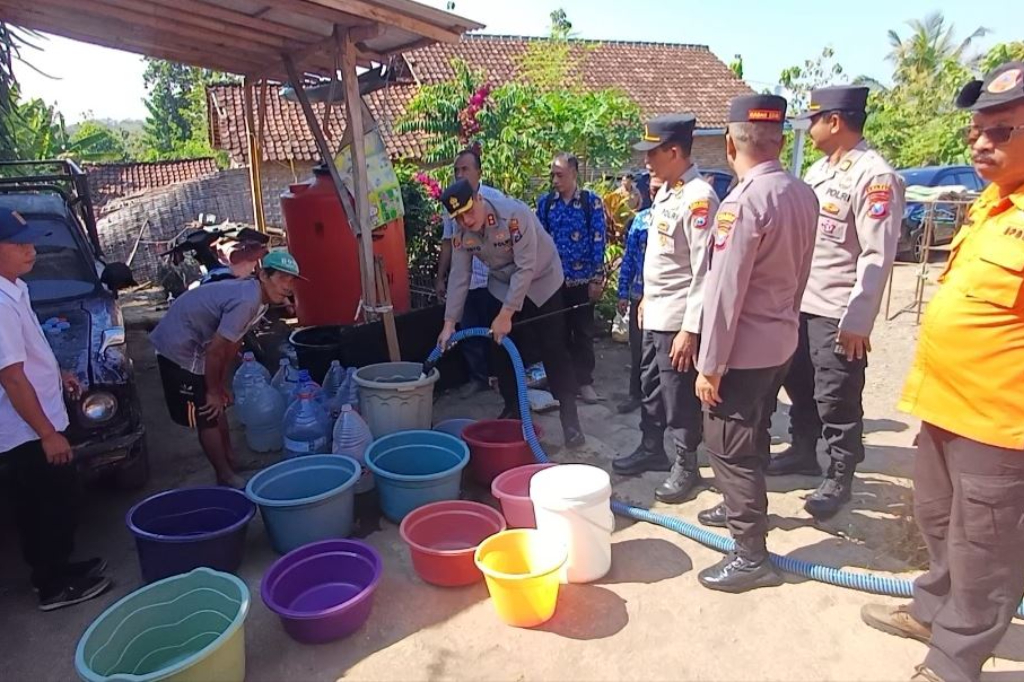Kekeringan di Bondowoso, Polisi Distribusikan Bantuan Air Bersih ke Warga Bersama BPBD