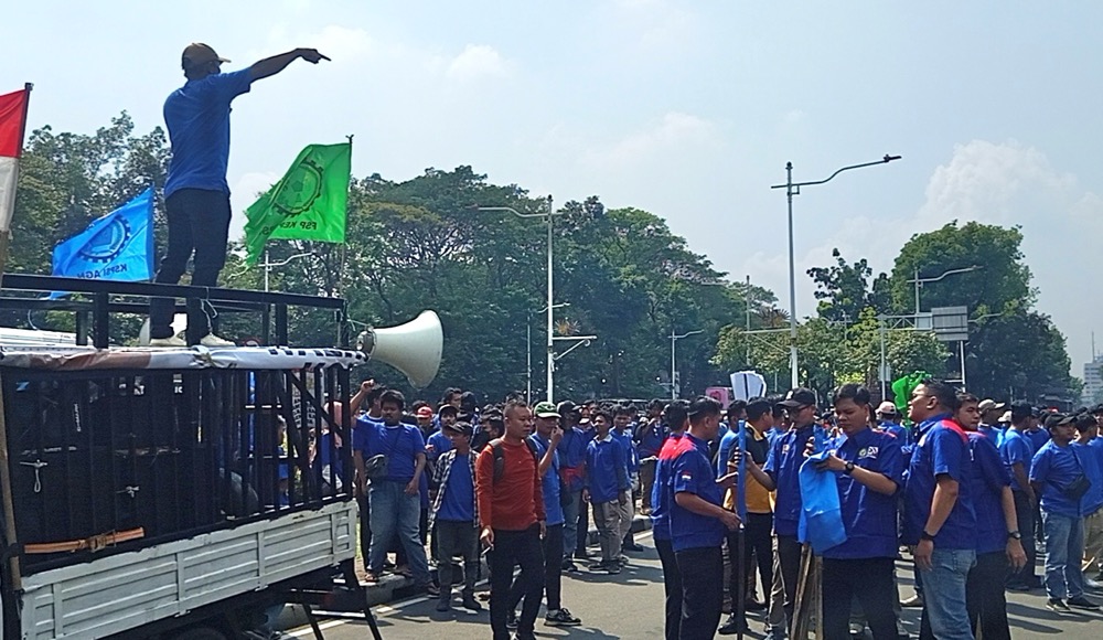 Massa Demo di Depan Menara Danareksa, Jalan Medan Merdeka Selatan ke Patung Kuda Ditutup