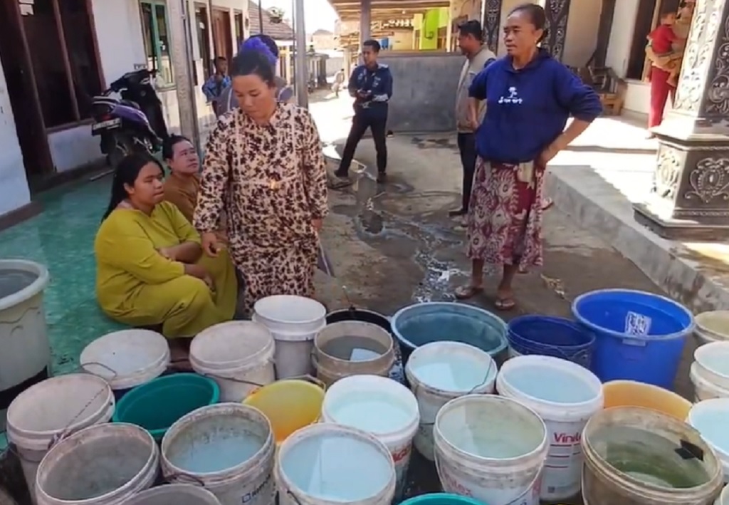 Dampak Darurat Kekeringan, Emak-Emak di Klabang Bondowoso Serbu Droping Air Bersih
