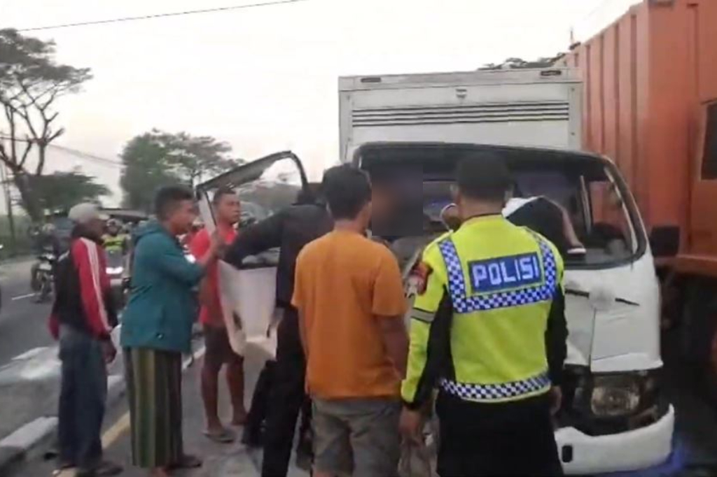Kecelakaan Beruntun Truk Tabrak Elf di Lamongan, 3 Orang Terluka