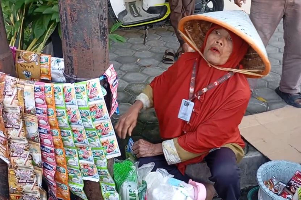 Cerita Nenek Tukang Parkir di Brebes Gagalkan Rampok Pecah Kaca Hendak Ambil Uang Rp3,6 Miliar
