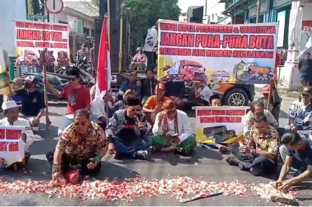 9 Orang Tewas dalam Sebulan, Warga Pasuruan Blokade Jalan Tuntut Truk Dilarang Melintas