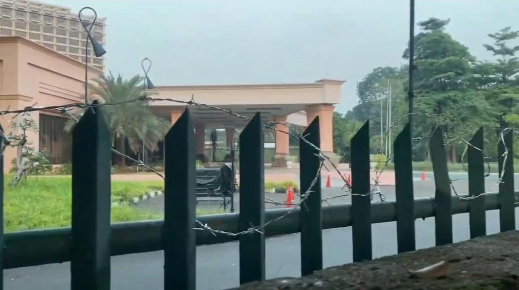 Hotel Sultan Dipagari Kawat Berduri dan Spanduk Penolakan jelang Eksekusi