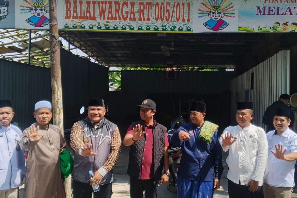 Anggota DPRD DKI Dina Masyusin Salurkan Bantuan Kursi Roda ke Warga Rawa Buaya Jakbar