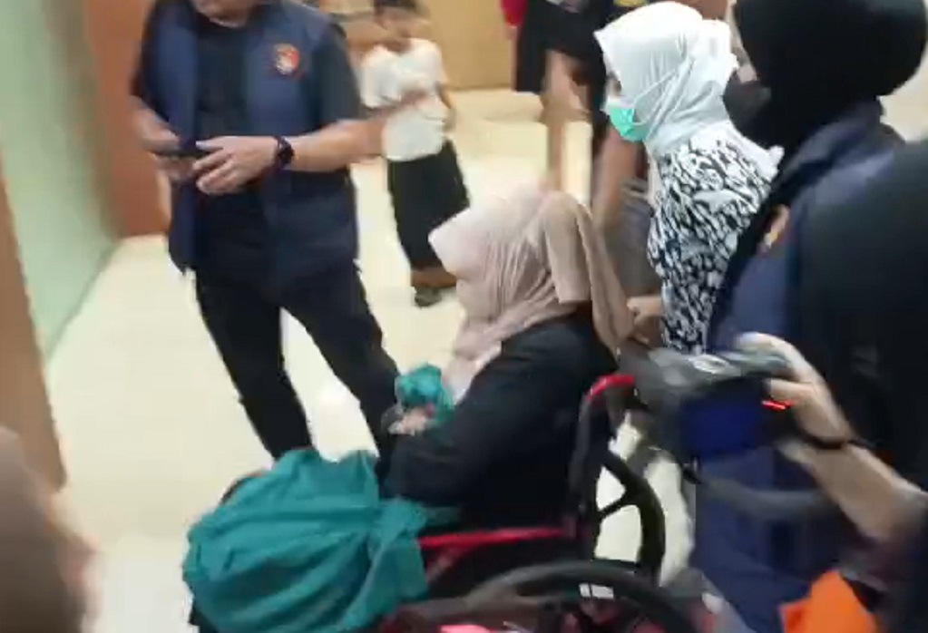 Dokter Tifa Pakai Kursi Roda hingga Dibopong usai Cek Kesehatan, Ada Apa?