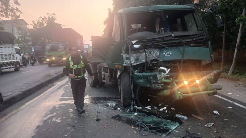 2 Truk Trailer Kecelakaan di Sidoarjo, Sopir Patah Tulang Kaki dan Tangan