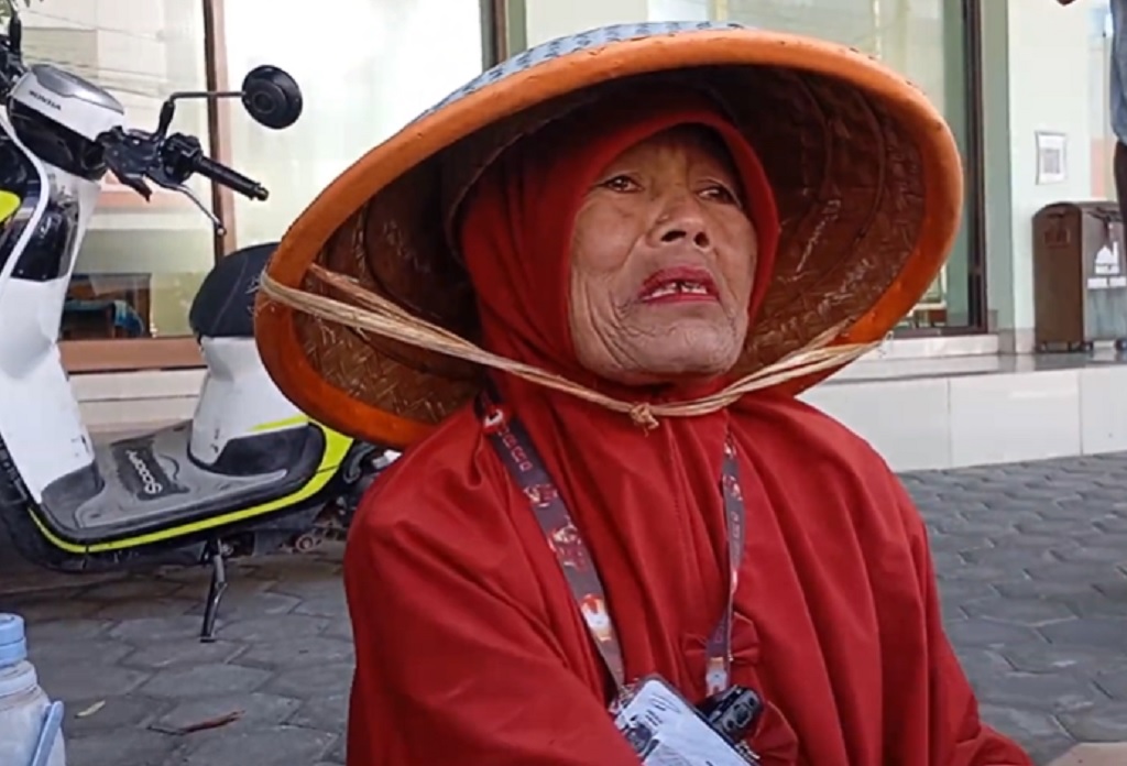 Tangis Haru Nenek Tukang Parkir di Brebes Dihadiahi Umrah usai Gagalkan Perampokan Rp3,6 Miliar