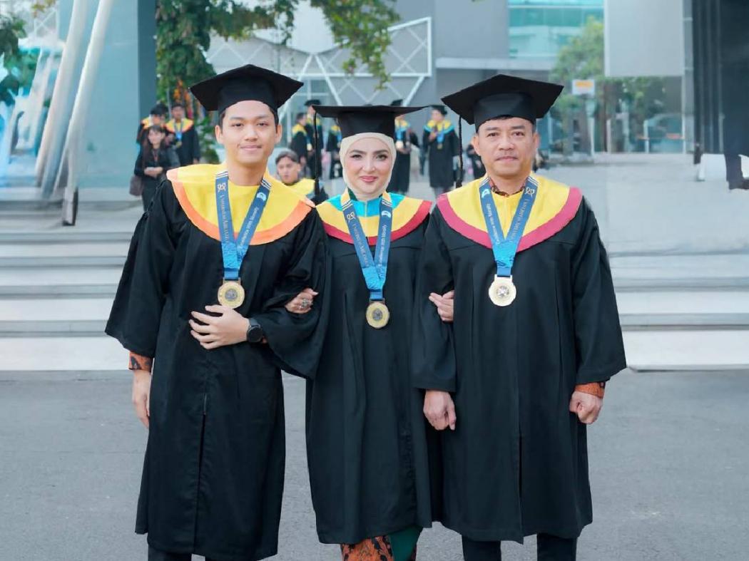 Momen Langka! Azriel, Anang dan Ashanty Wisuda Bareng di Universitas Airlangga