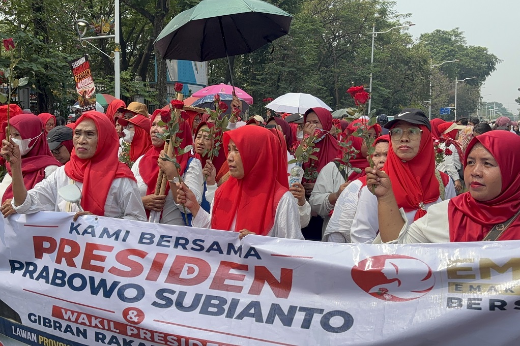 Momen Emak-Emak Demo Dukung MBG di Jakpus, Bawa Mawar Merah