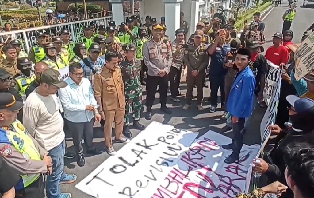 Ratusan Warga Tunggulsari Kendal Demo di Kantor Bupati, Tolak Aktivitas Galian C