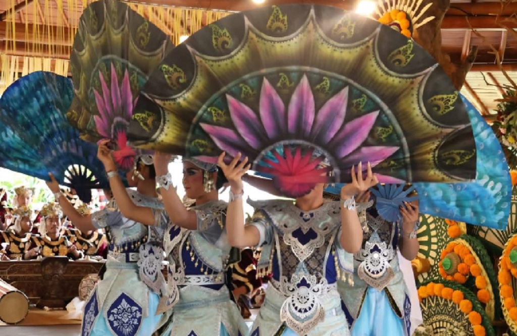 Mewah dan Sakral! Tari Amerta Danu Pukau Turis Asing di Parade Baleganjur Tabanan