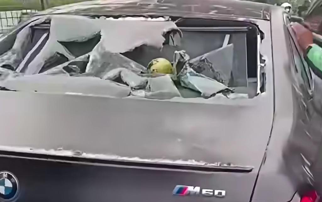 Viral Mobil BMW Listrik Hancur Diamuk Warga usai Tabrak Motor di Jakbar