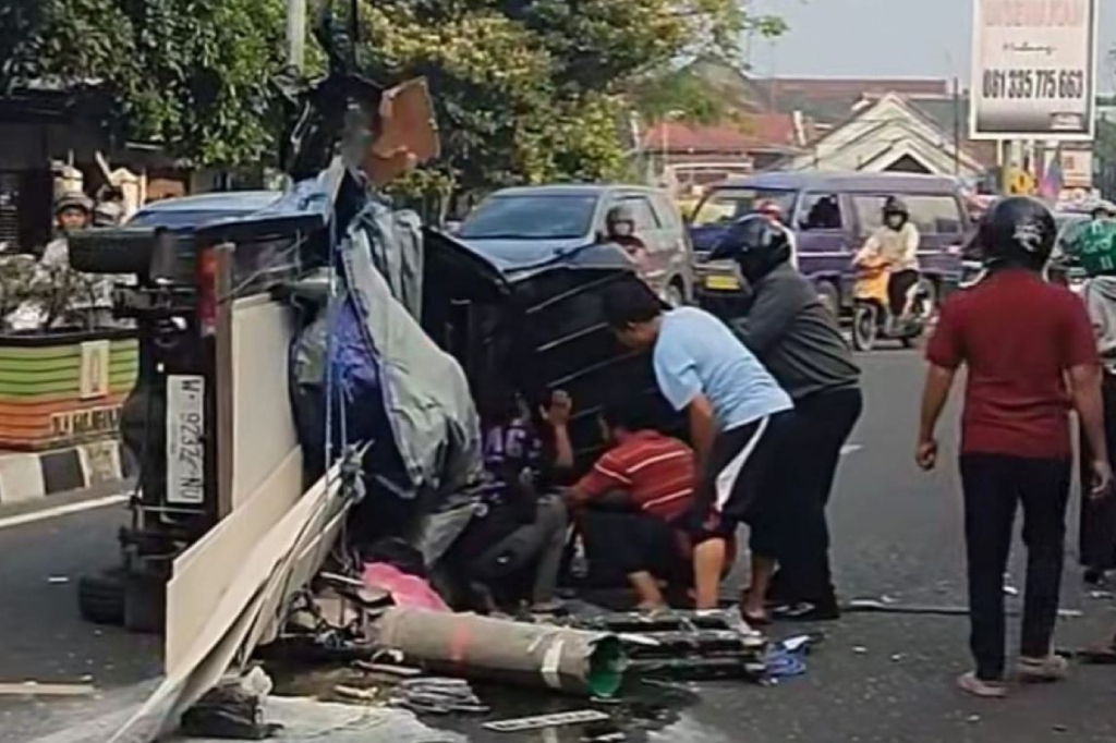 Kecelakaan Mobil Pikap di Nganjuk Tabrak Truk di Bahu Jalan, 3 Orang Luka-luka