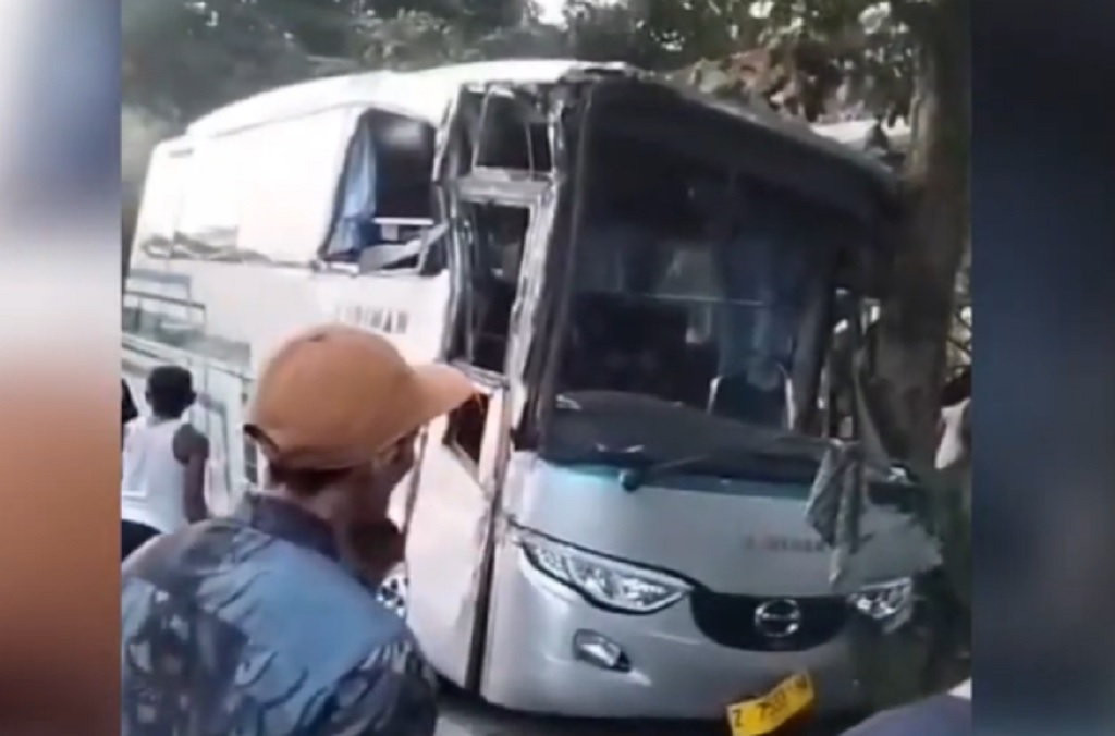 Kecelakaan di Pangandaran, Bus Tabrak Pohon usai Diserempet Truk