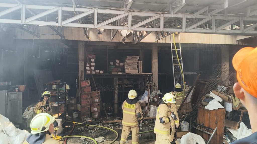 Kebakaran Landa Rumah di Karet Kuningan, 135 Personel Damkar Diterjunkan