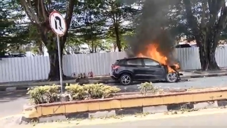 Honda HR-V Terbakar di Jalan Sudirman Pangkalpinang, Pengendara Lain Panik Lihat Kobaran Api