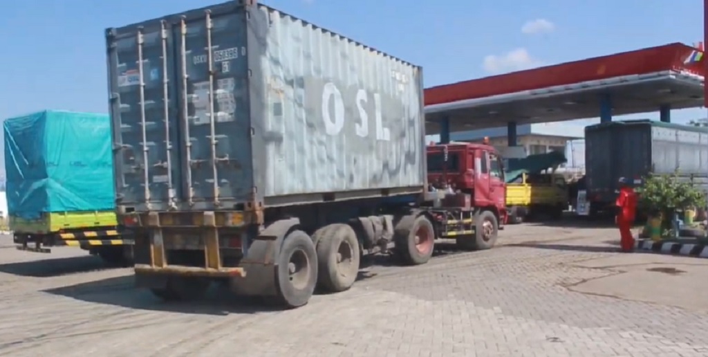 Solar Langka di Surabaya, Sopir Truk Rela Antre Berjam-Jam di SPBU