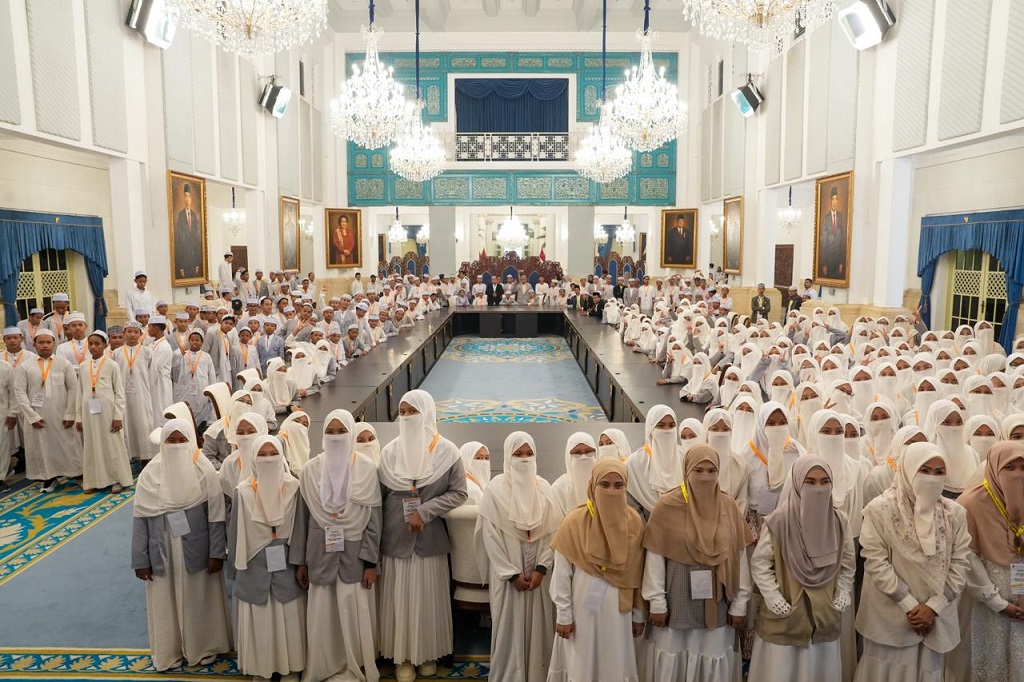 Santri Pesantren Ramai-Ramai Kunjungi Istana, Antusias Lihat Tempat Kerja Prabowo