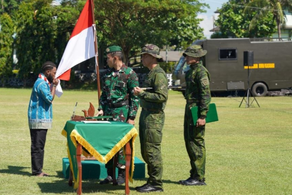 37 Mantan OPM di Papua Barat Kembali ke Pangkuan NKRI, Cium Bendera Merah Putih