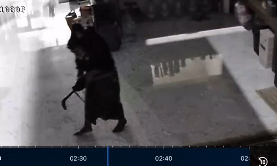 Terekam CCTV, Maling Bertopeng Bawa Celurit Gasak Uang Tunai di Rumah Warga Pasuruan
