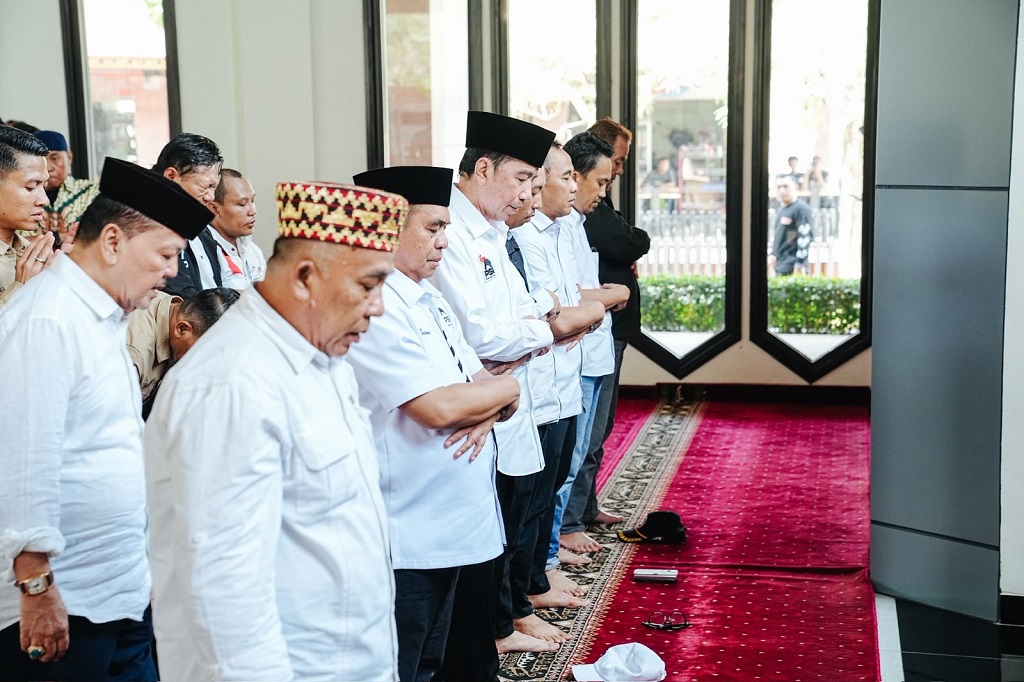 Momen Jokowi Salat Jumat sebelum Blusukan di Lampung