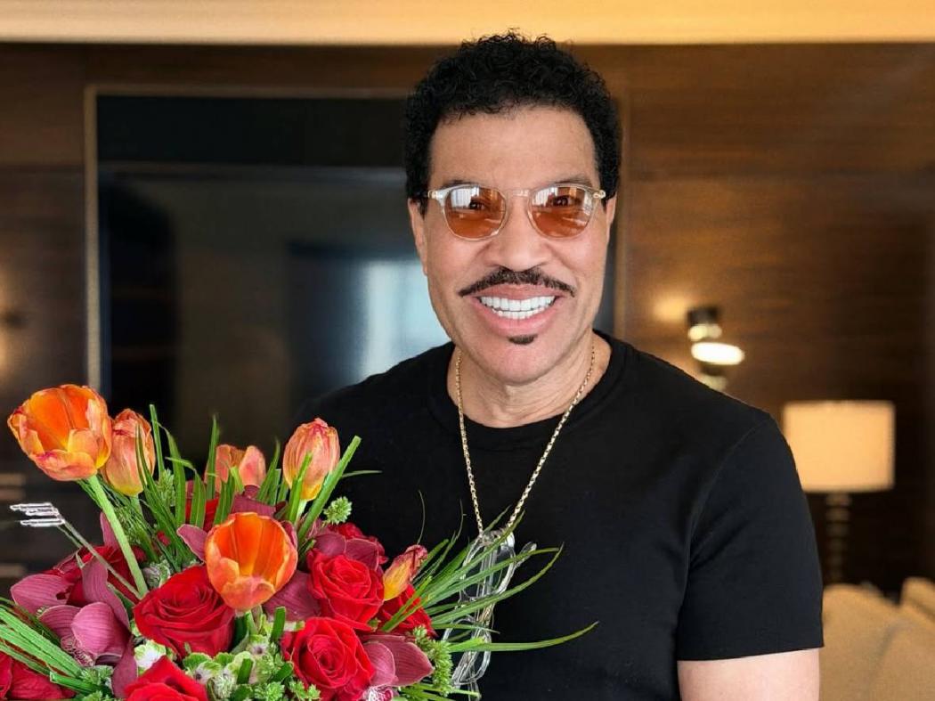 Lionel Richie Mendadak Dilarikan ke RS di Tengah Konser, Kondisinya Memprihatinkan!