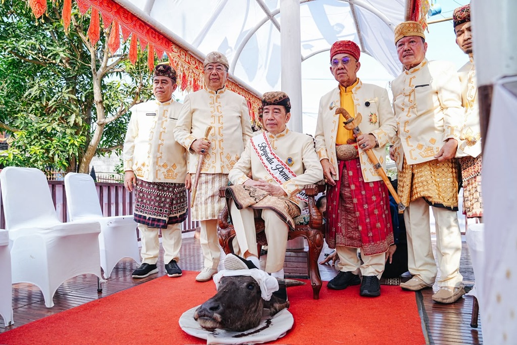 Blusukan di Lampung, Jokowi Dianugerahi Gelar Baginda Pemuka Bangsa