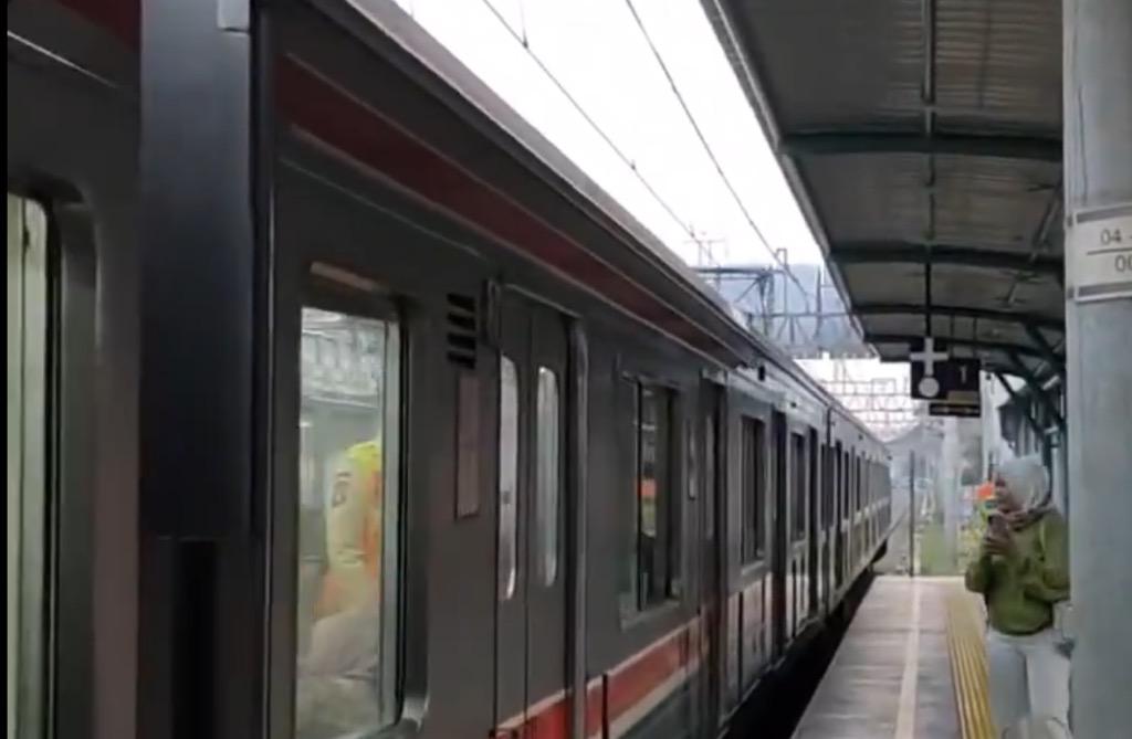 Viral KRL Nyaris Bablas di Stasiun JIS, Masinis Sempat Mundurkan Kereta
