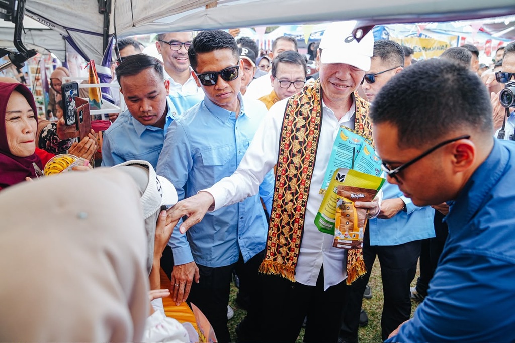 Hari Terakhir Blusukan di Lampung, Jokowi Borong Produk UMKM hingga Bertemu Teman Kuliah