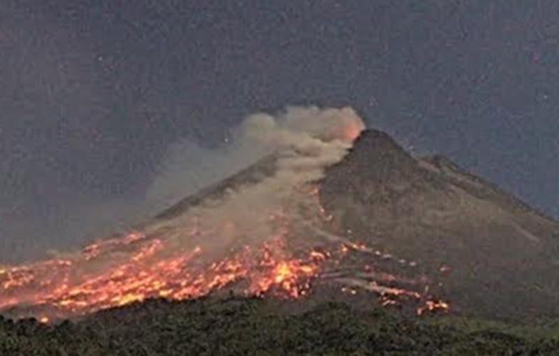 Gunung Merapi Luncurkan Awan Panas Guguran Malam Ini, Status Siaga