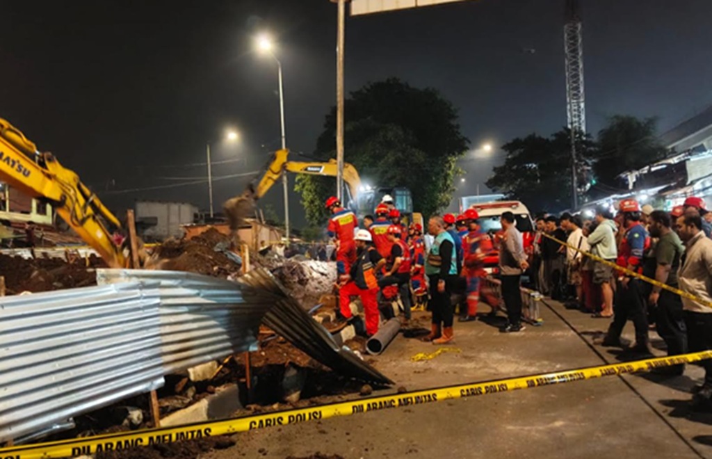 Bocah Terperosok ke Lubang Galian Proyek di Tebet, Petugas Kerahkan Alat Berat