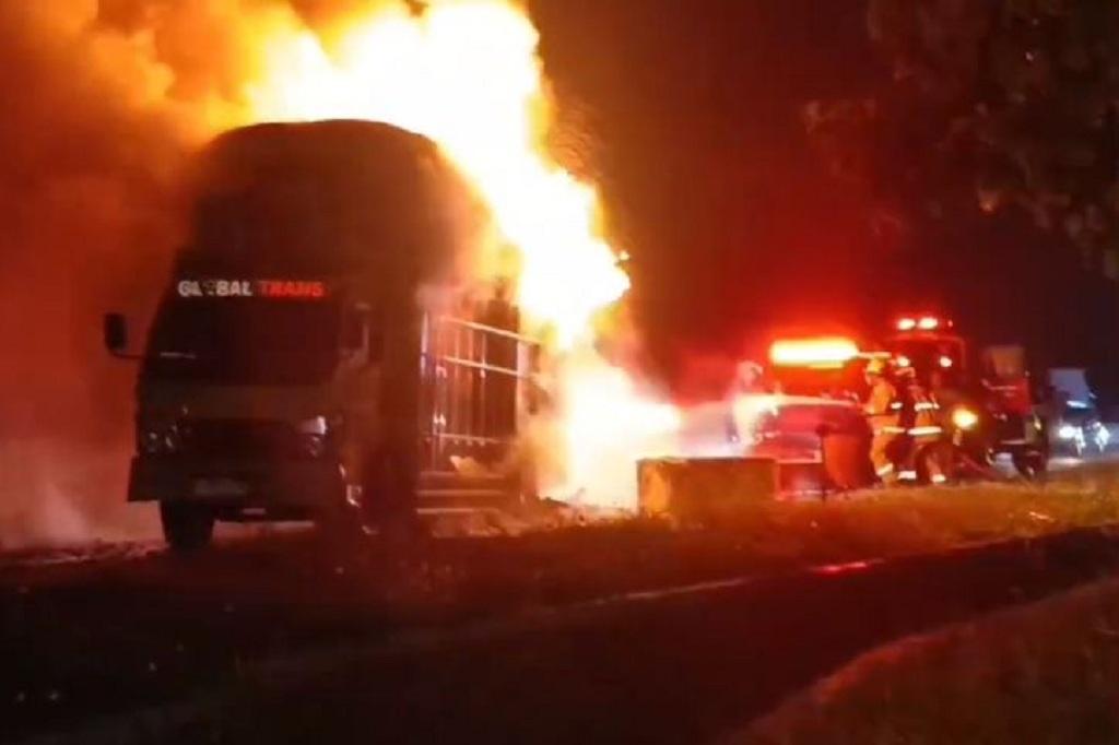 Truk Terbakar di Tol Semarang-Salatiga, Muatan Spring Bed dan Pakaian Ludes Dilalap Api