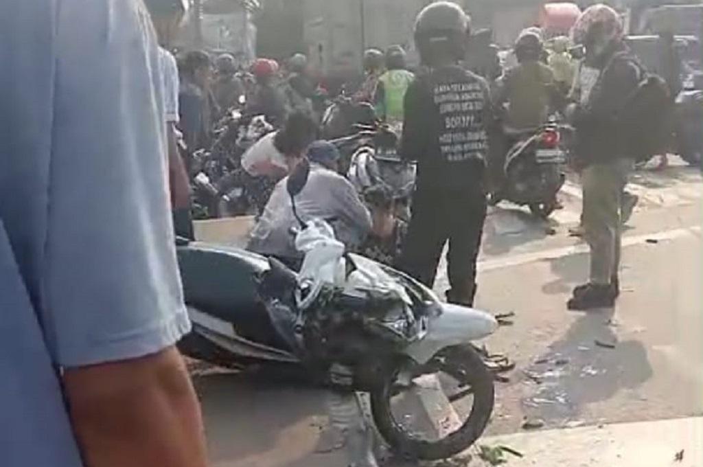 Truk Hantam Sejumlah Motor di Bekasi Diduga gegara Rem Blong, 1 Tewas