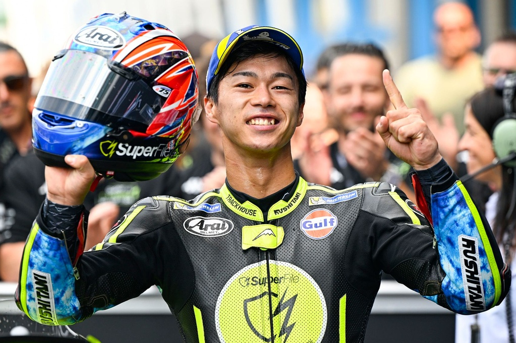 Ai Ogura Menang Perdana di MotoGP, Gaya Balap Aneh Bikin Rival Ketar-ketir