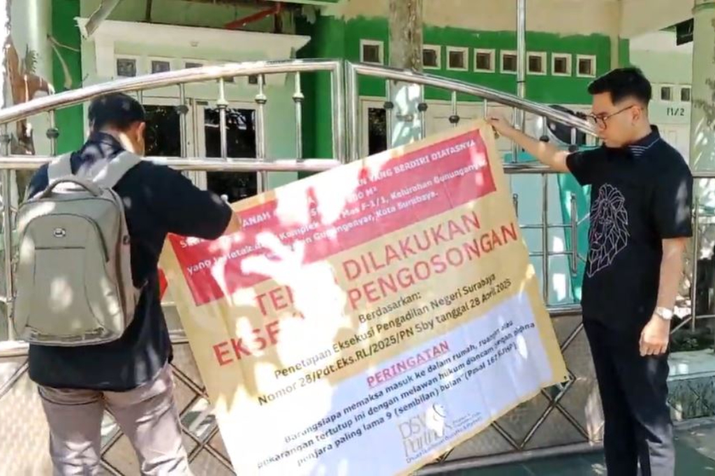 2 Rumah Mewah Dokter di Surabaya Dieksekusi, Barang Dikeluarkan Paksa