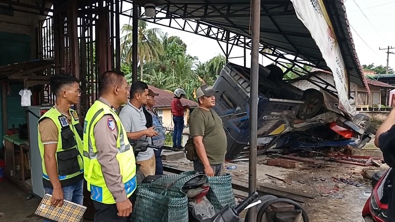 Bus Tabrak Tempat Cuci Motor di Asahan, 9 Orang Terluka