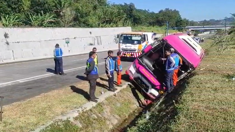 Bus Pariwisata Bawa 25 Penumpang Kecelakaan di Tol Semarang-Solo, 2 Orang Tewas 2 Luka