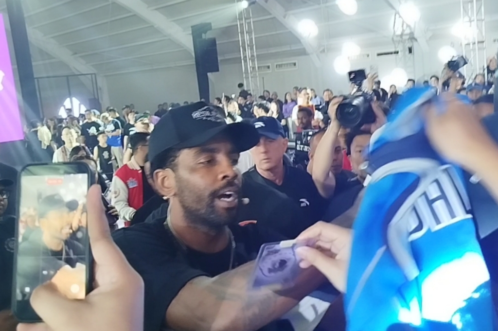 Kyrie Irving Disambut Meriah di Jakarta, Fans Antusias di World Tour 2026