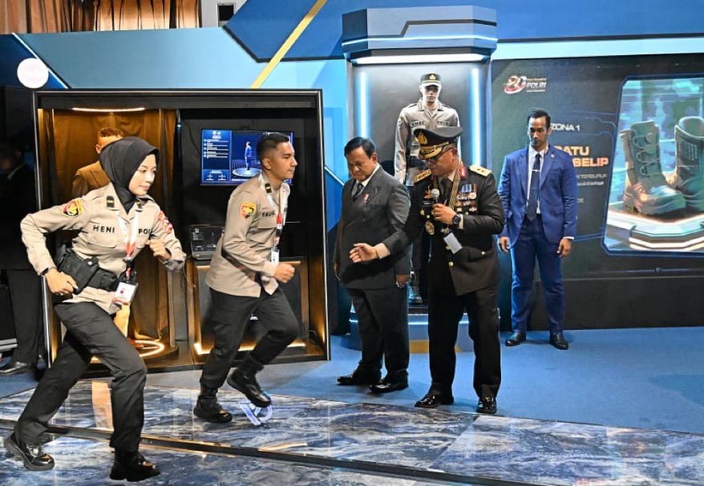 Momen Prabowo Tinjau Pameran Peralatan Canggih Polri Buatan Lokal di Hari Bhayangkara
