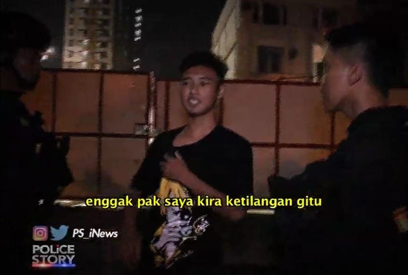 Panik Lawan Arah, Pengendara Motor Jatuh di Depan Petugas