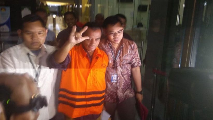 Ditahan KPK, Bupati Purbalingga Tasdi Senyum dan Salam Metal Lagi