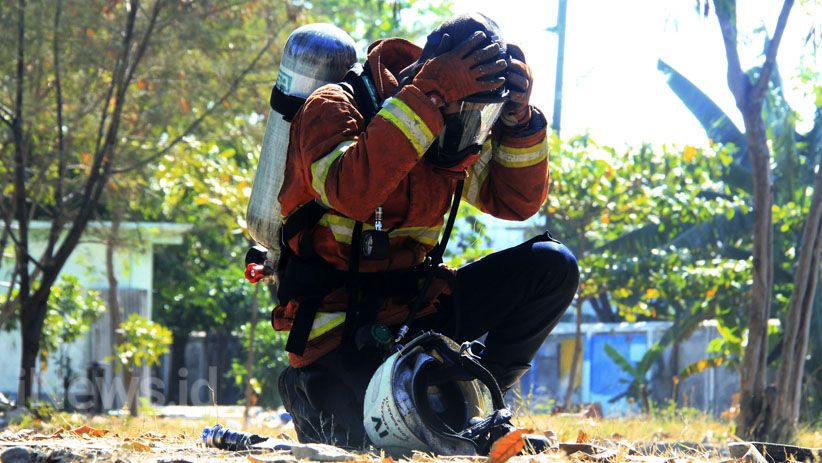 Resahkan Peziarah, Petugas Damkar Evakuasi Sarang Tawon Vespa Affinis di TPU Pondok Ranggon