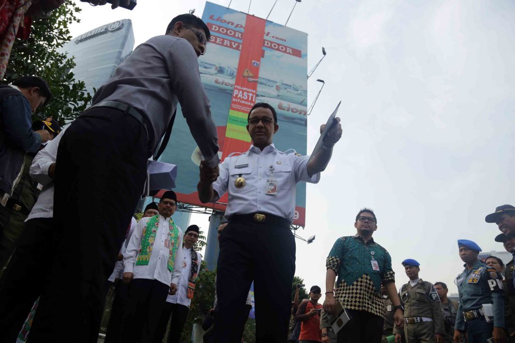 Tak Bayar Pajak, 46 Papan Reklame di Cempaka Putih Disegel