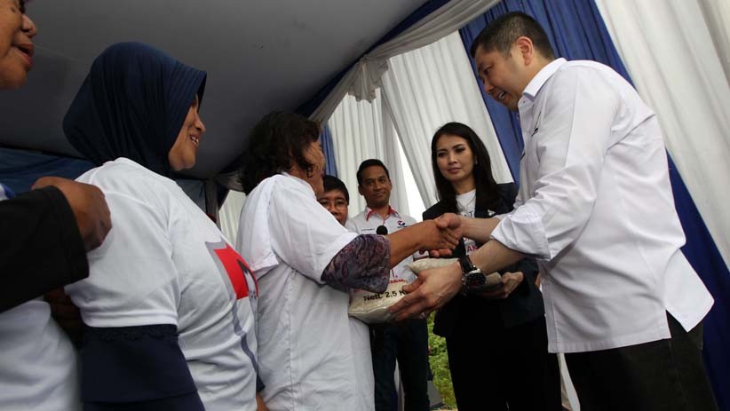 Terharu Bertemu Ketum Perindo, Warga Jakpus: Sehat Terus Pak HT
